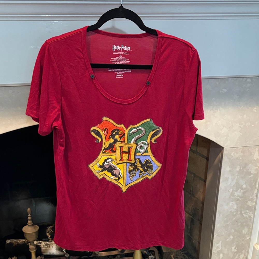Harry Potter Women's Red Short Sleeve Hogwarts Crest Tee size XL